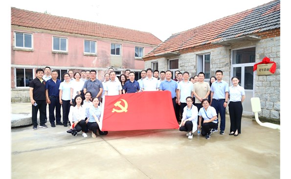 情系联系村，，，，，共建显担当——威海产投集团开展“五个一”主题党日活动